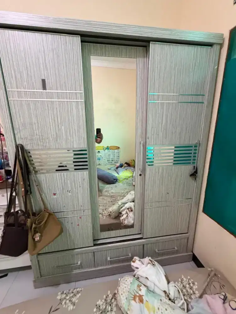 Di jual cepat lemari 3 pintu.
