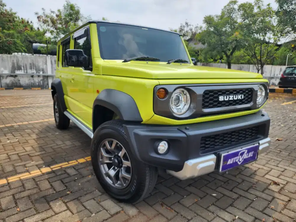 Suzuki Jimny 5 Doors MT 2023 4x4 Hijau kondisi Istimewa