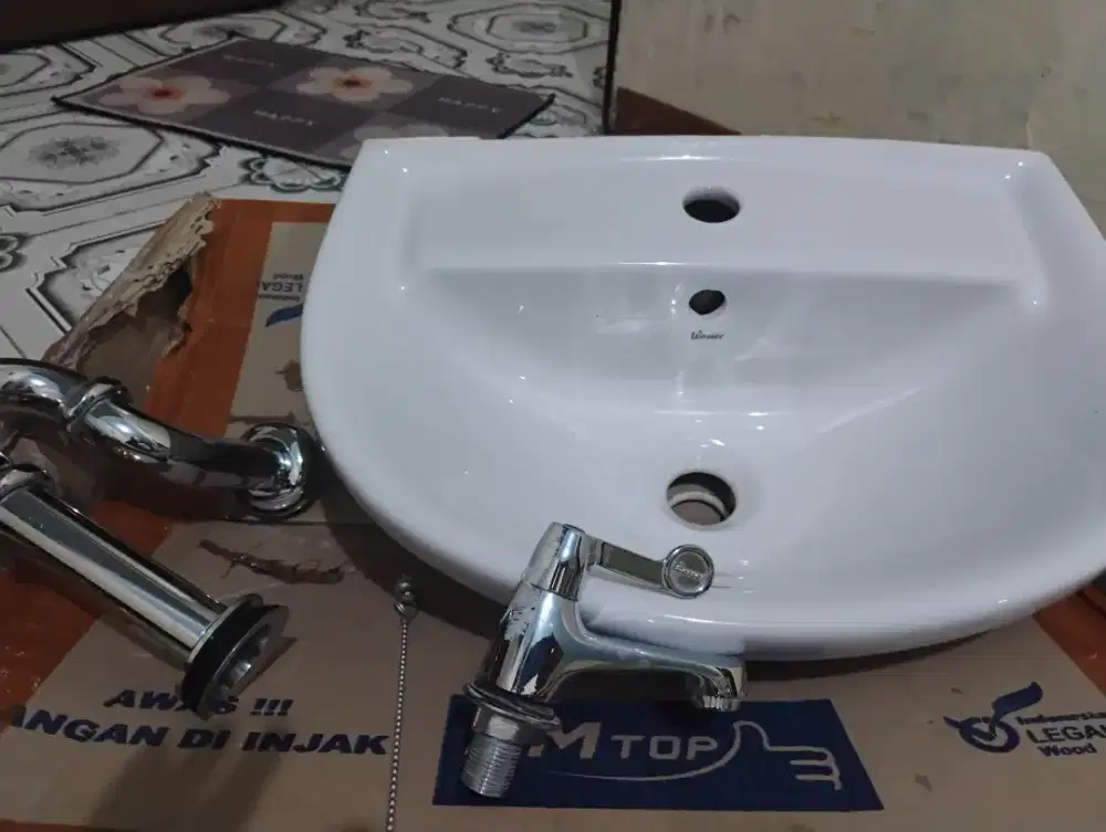 Wastafel merk wasser satu set kran dan selang angsanya