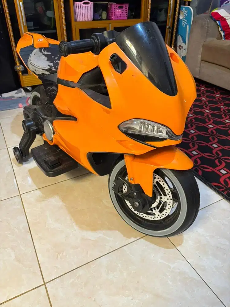 Dijual motor Aki cas Anak bagus,  Ban LED warna biru, minus jok aja