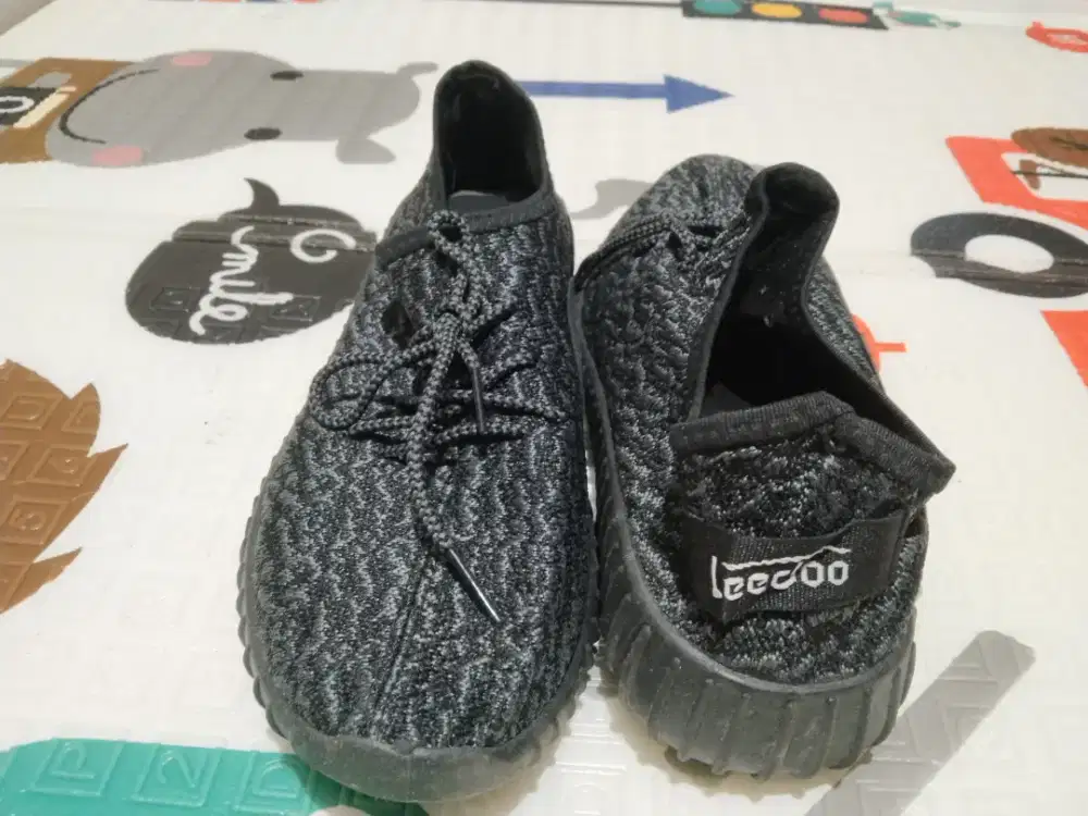 Sepatu pria nomor 42