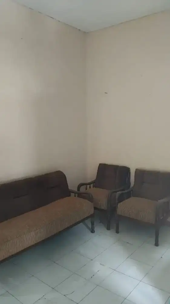 Disewakan cepat rumah dan kios lokasi strategia