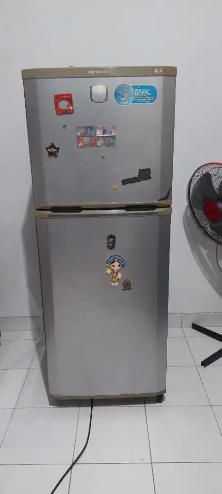 Lemari es merk LG.