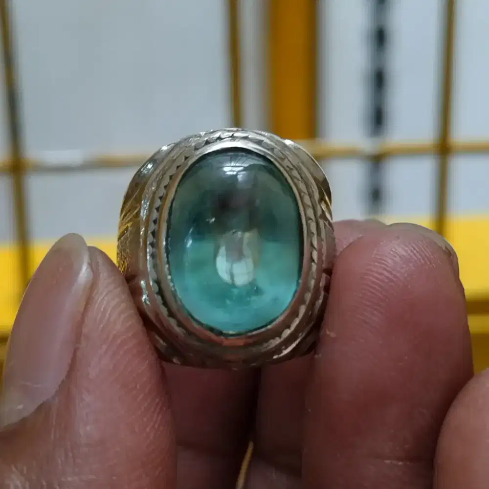 Batu cincin aquamarine kristal
