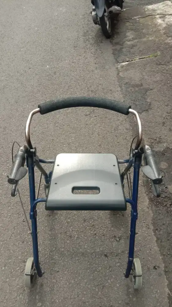 Alat bantu jalan untuk lansia (walking Rollator)