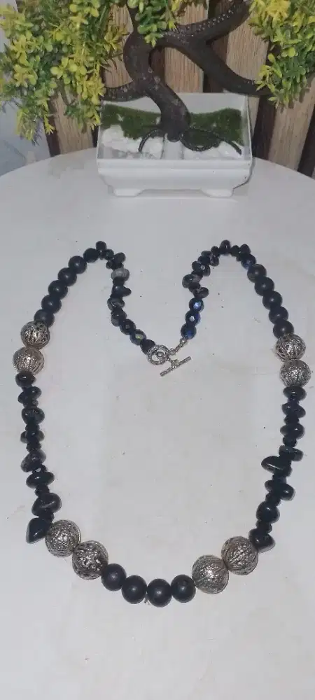 Aksesoris kalung batu