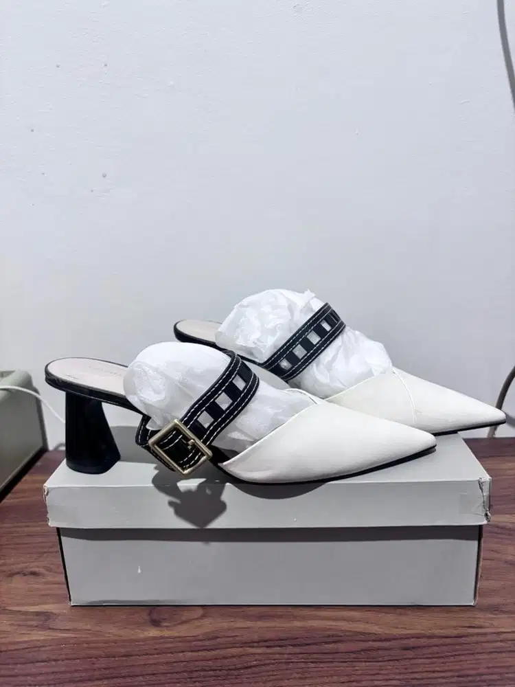 Charles and keith sepatu sandal hak heels wanita