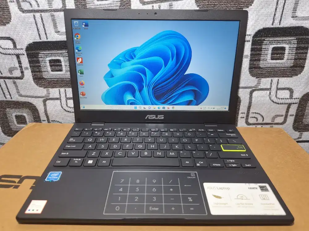 Notebook Asus E210M ram 4gb SSD slim komplit fullset batre awet mantap