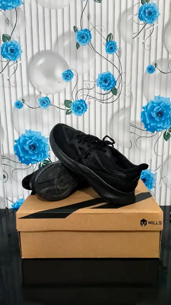 Sepatu Running Mills
