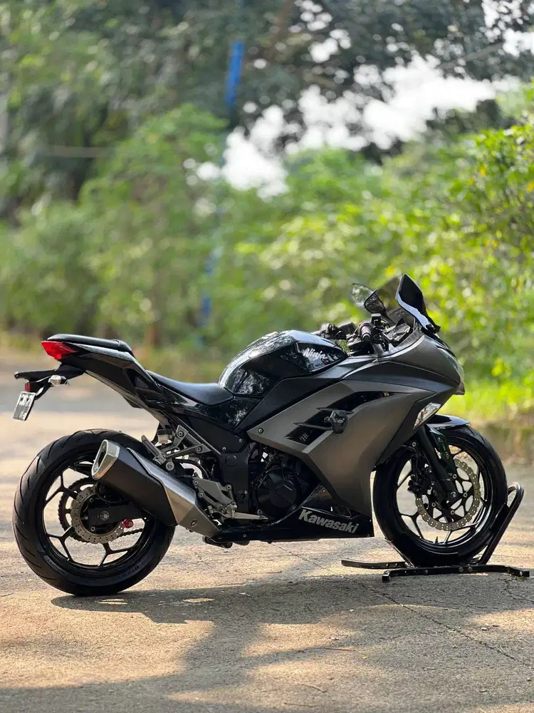 KM 12K AJA! KAWASAKI NINJA 250 FI OLD 2015 BLACK GREY PAJAK ON GRESS