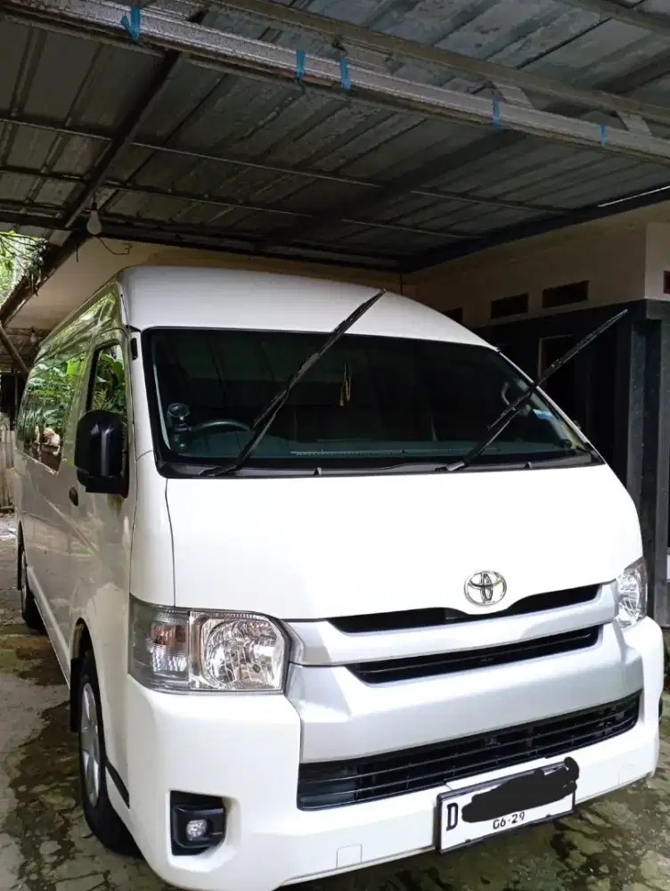 Hiace Commuter Solar