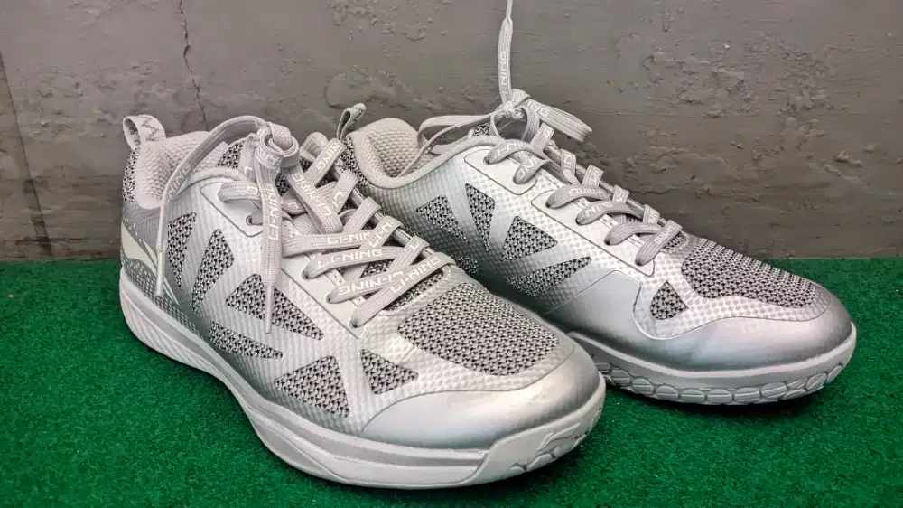 Sepatu li ning ultra fly badminton