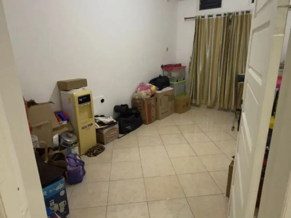 Rumah Tinggi dari Jalan & Siap Huni di Komplek Walikota Kelapa Gading