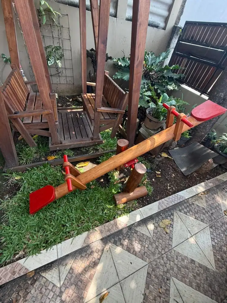 Jungkat jungkit kayu jati