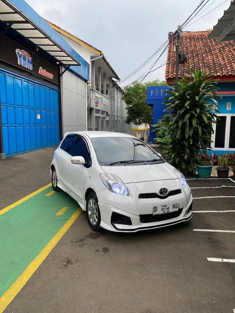 Toyota yaris putih 1.5 AT 2011