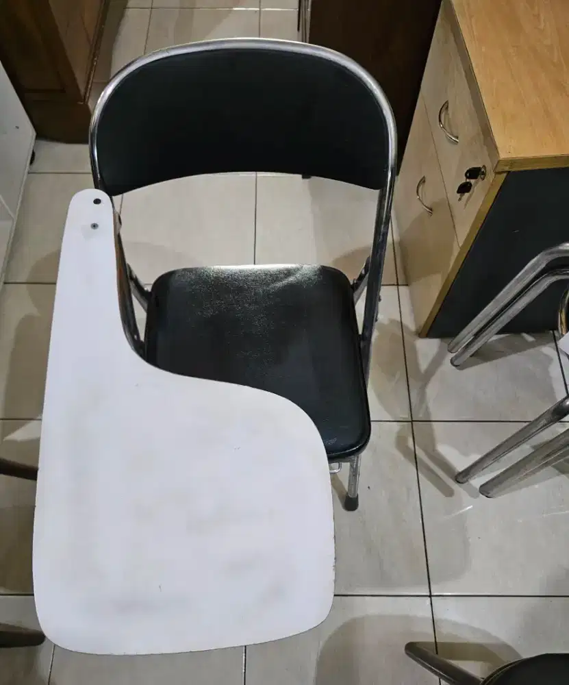 Kursi Kampus Merk Chitose dan Futura