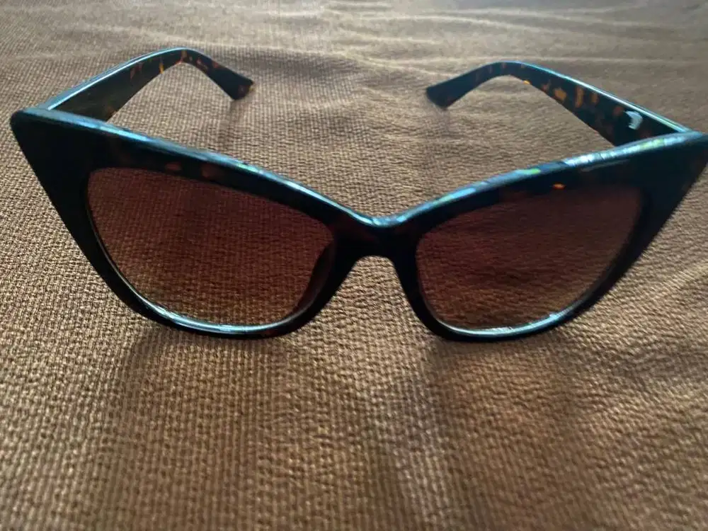 SUNGLASSES/ KACAMATA HITAM – CAT EYE - PRELOVED