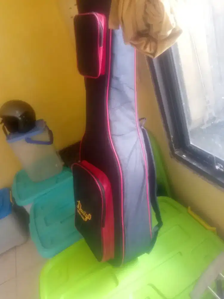 Tas gitar akustik ada minus