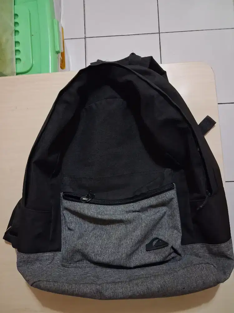 Ransel hitam seperti di foto