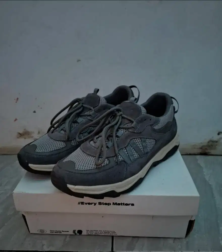 sepatu sneakers merk Walko size 44 fit 43 insole 29cm kondisi LIKENEW