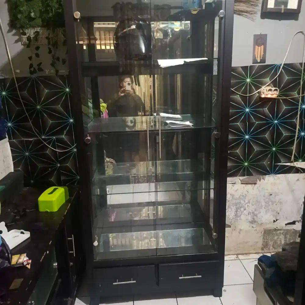 Lemari hias kaca