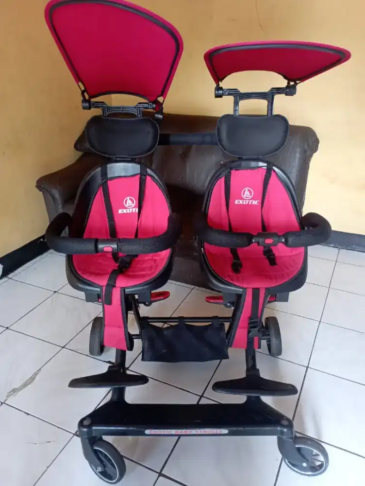 Stroller twins, Stroller