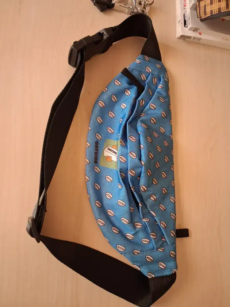 Tas pinggang  biru