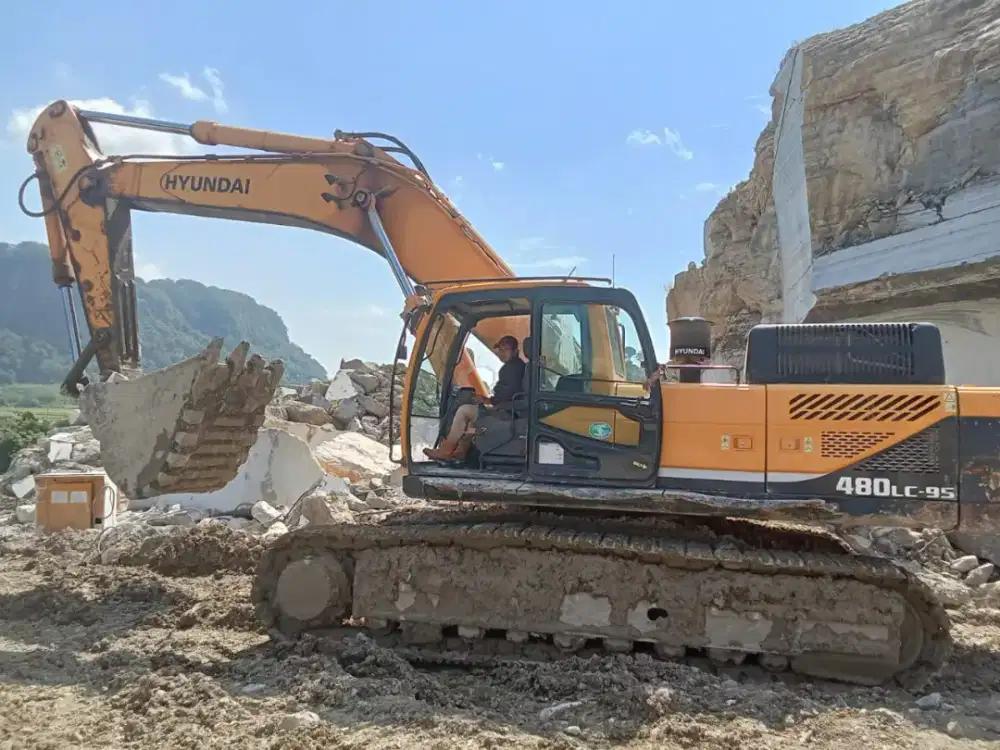 Di JUAL EXCAVATORS  R 480 tahun 2017  Lokasi Makasar