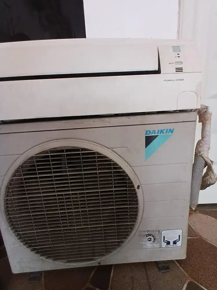 3 unit Ac daikin jual bekas pindahan kantor. Kondisi normal