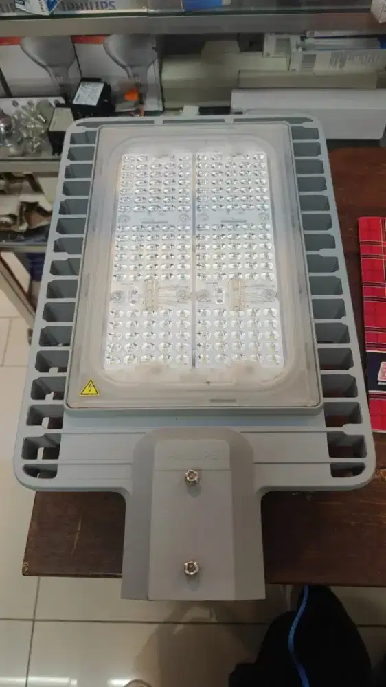 Lampu phillips BRP 392-120-NW