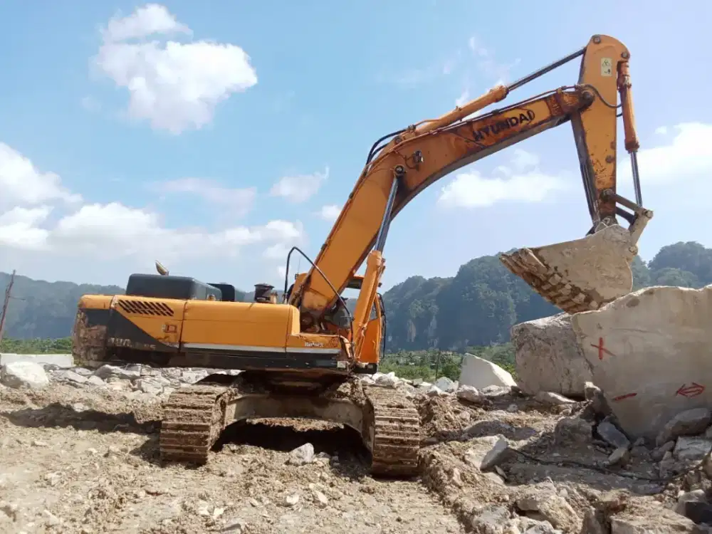 JUAL  EXCAVATORS R 480 tahun 2017 kodisi bagus Lokasi Makasar Makasar