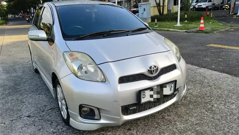 DIJUAL YARIS  E Bakpao Silver 2012 mulus