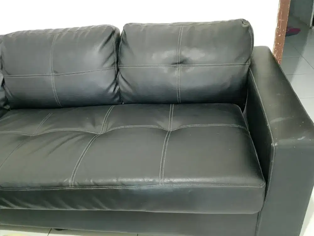 Sofa, lemari, sepeda