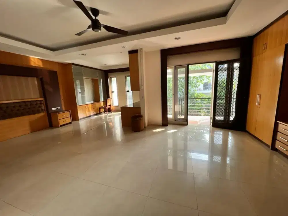 DIJUAL Rumah Lotus Palace uk 8x27 3 Lantai Hadap Timur