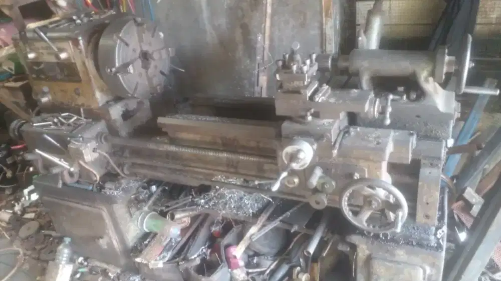 Mesin bubut TA SHING // TS 700 B