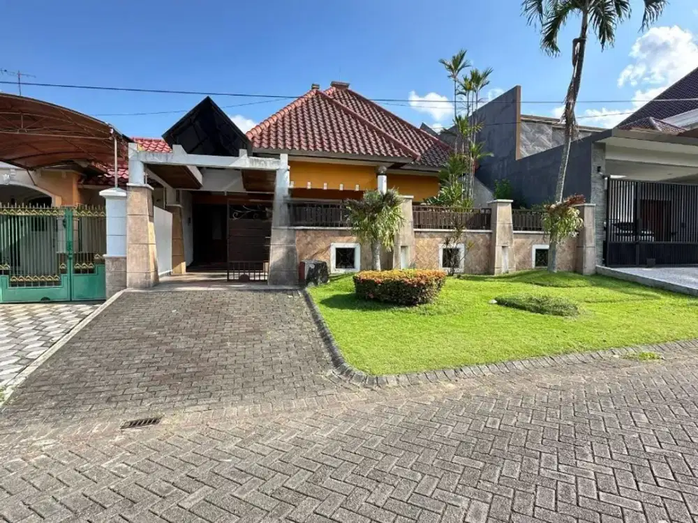 DIJUAL Rumah Terawat dan Full Furnish Ada Mini Garden Siap Huni Lokasi Premium Selangkah ke Pusat Kota dan Dekat Binus Kampus di Perum Araya
