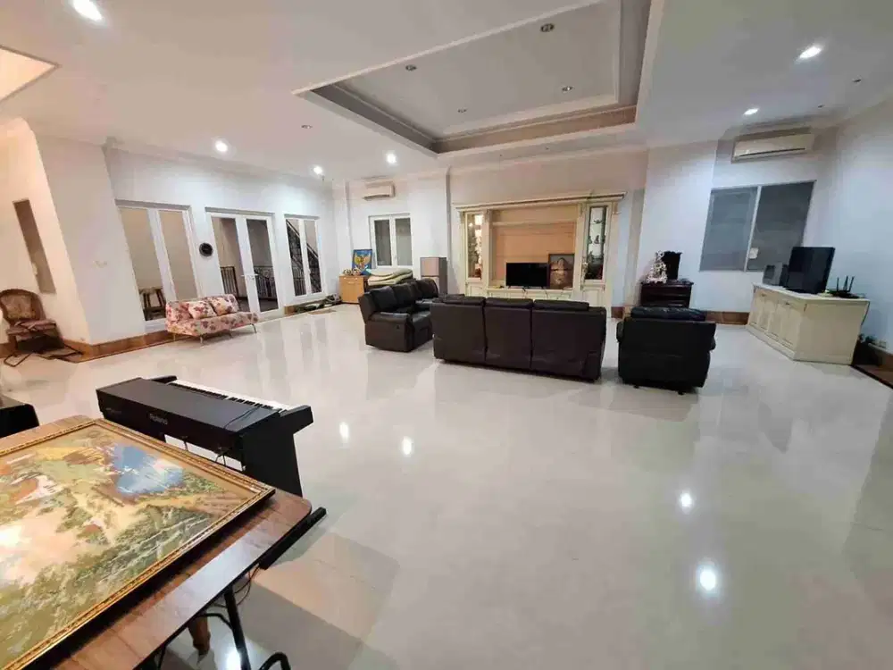 Dijual Rumah Mewah 3 Lantai di Bukit Gading Villa - Klasik, Strategis, & Siap Huni