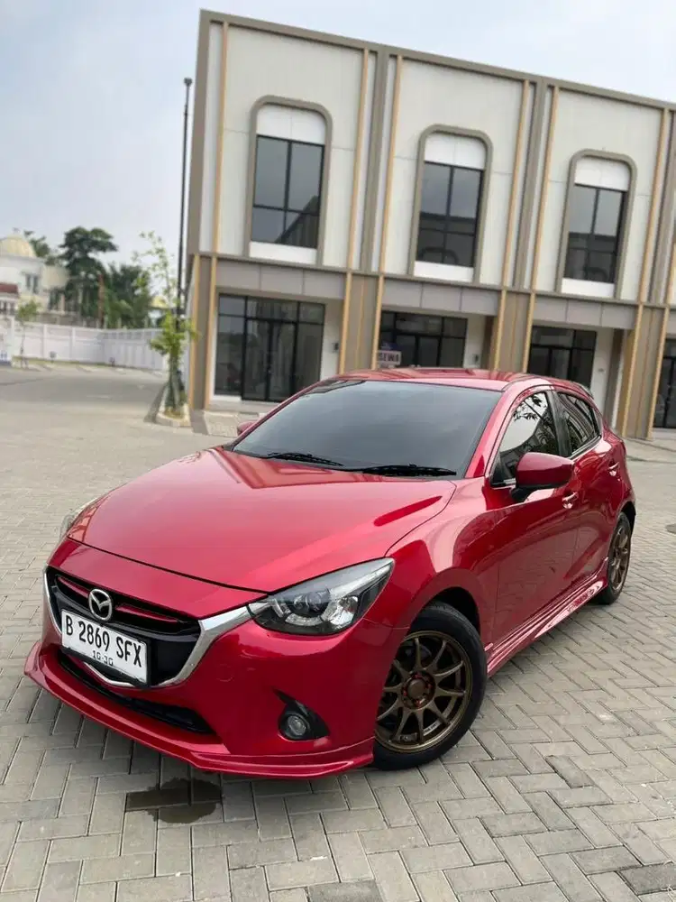 Mazda 2 R 2015 MERAH KM 90rb TANGAN PERTAMA PAJAK PANJANG RAWATAN GRES