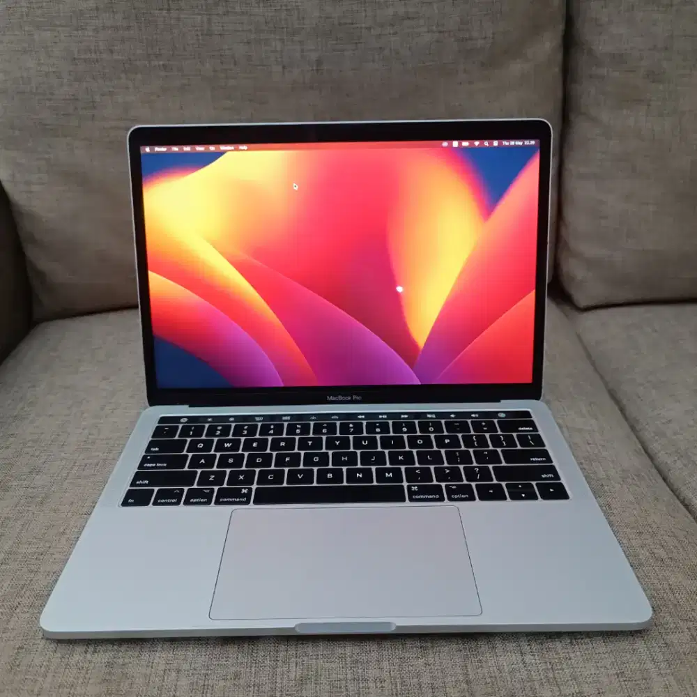 Macbook Pro 13 2017 Touchbar core i5 3.1ghz Ram 8 ssd 256