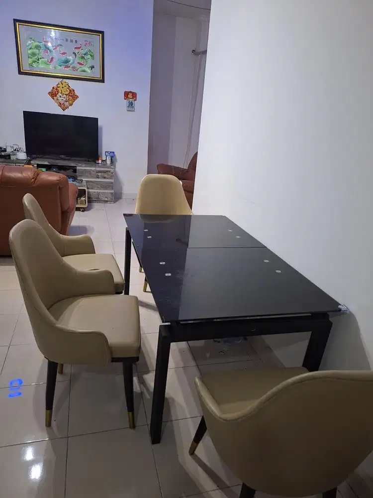 Set meja makan dan 6 bangku premium bisa tarik keluarga besar