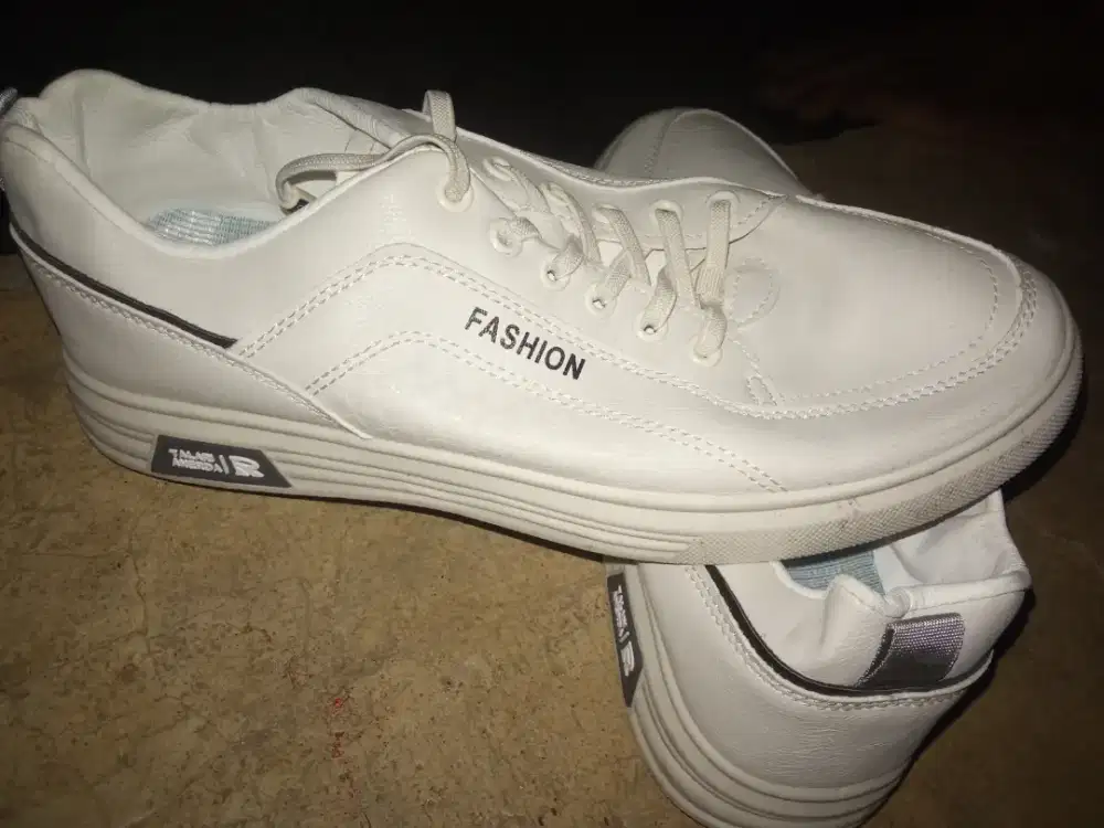 Sepatu putih baru