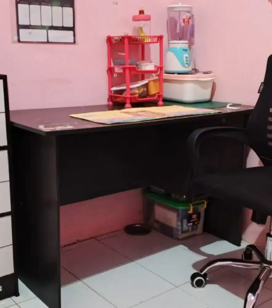 Meja Kayu Warna Coklat Gelap