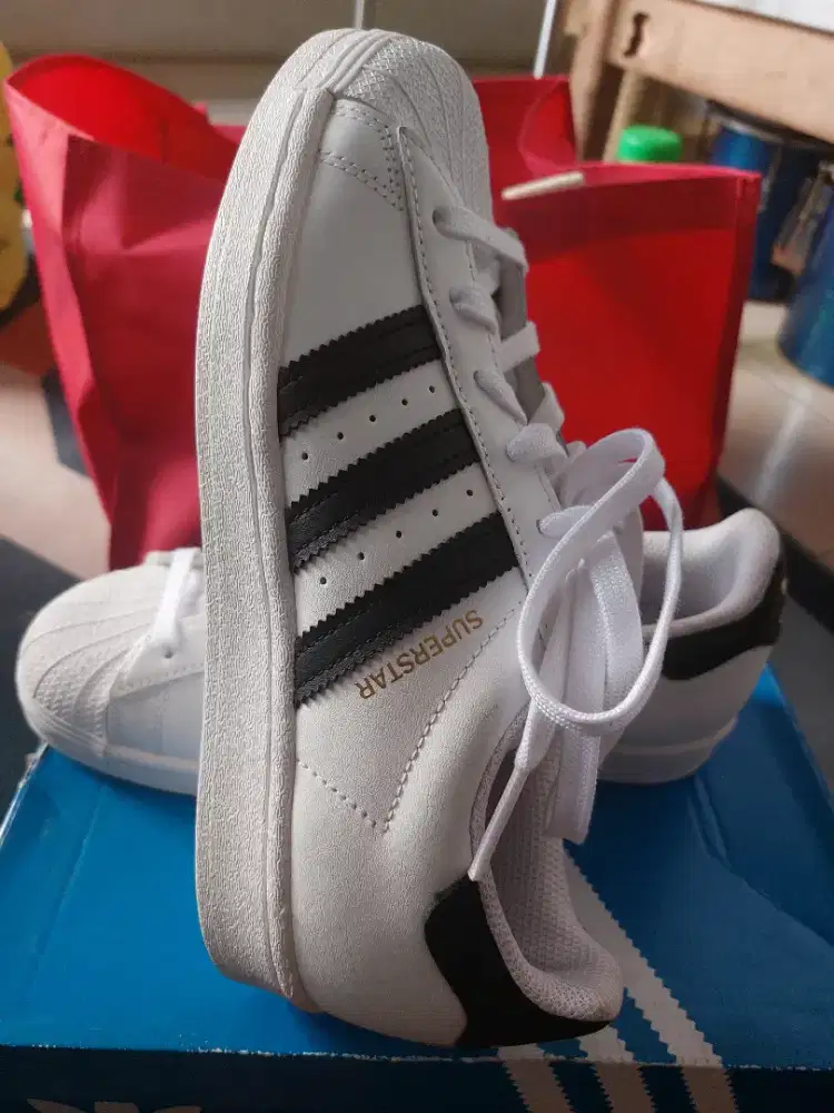 Sepatu adidas wanita