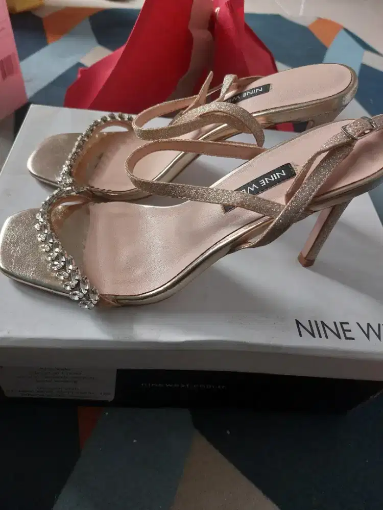 Sepatu high heels wanita