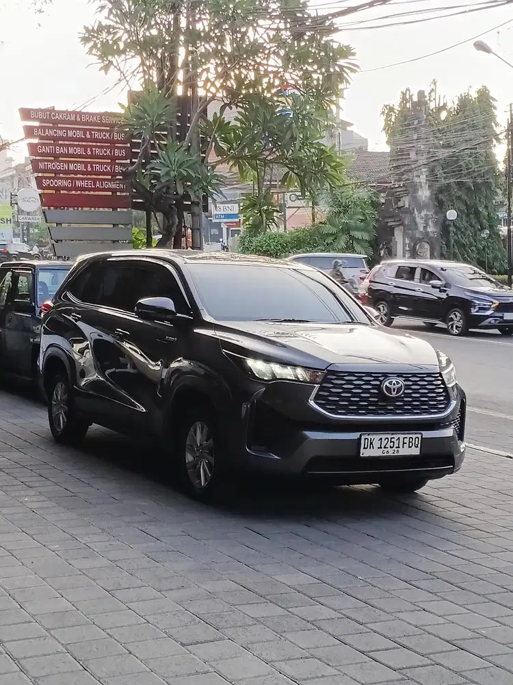 INNOVA ZENIX HYBRID 2023 ASLI BALI Tangan Pertama Seperti Baru