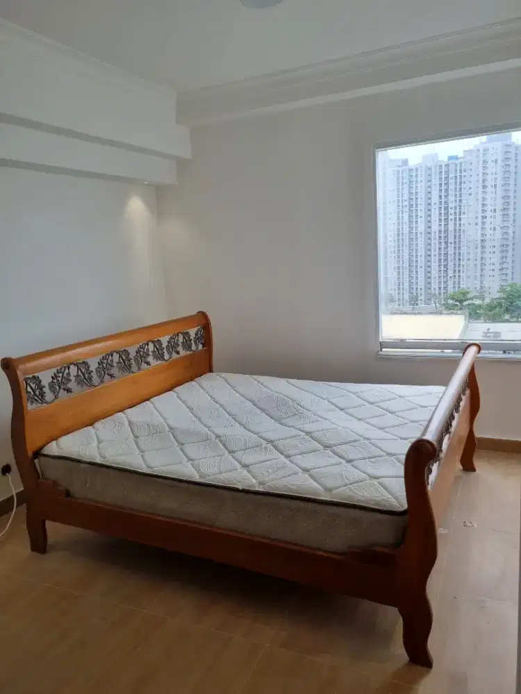 1 set dipan kayu ukiran solid + kasur king 180x200 kondisi bagus