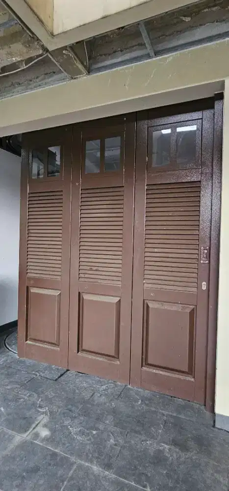 Pintu garasi wina