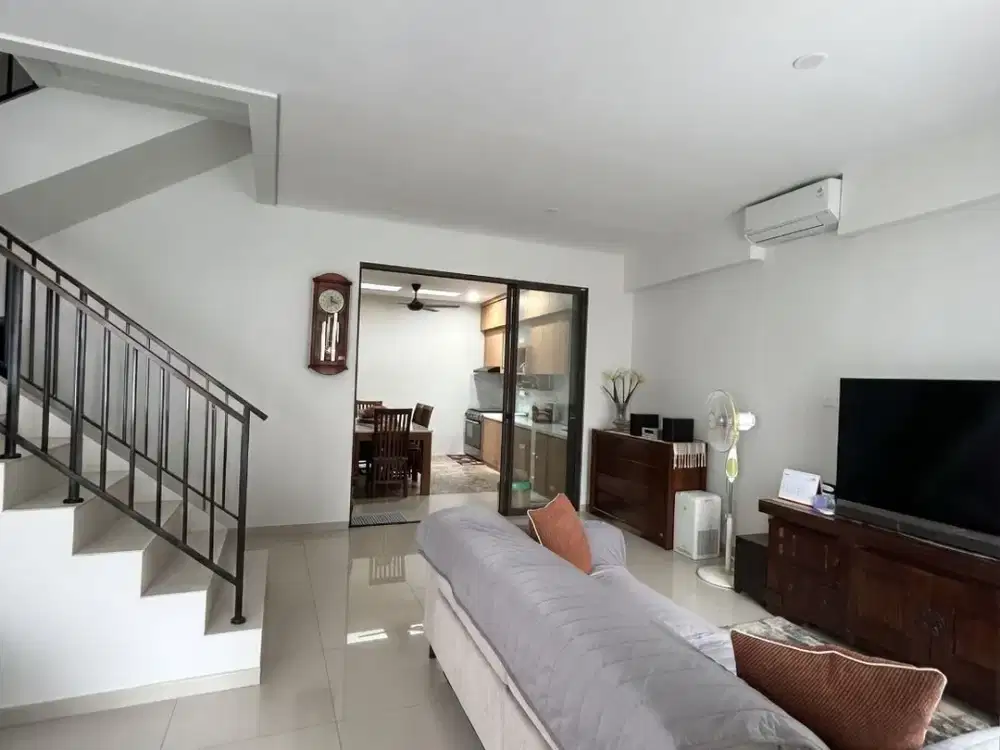 Rumah Modern 3 Lantai Hadap Selatan di Discovery Bintaro UT-18329