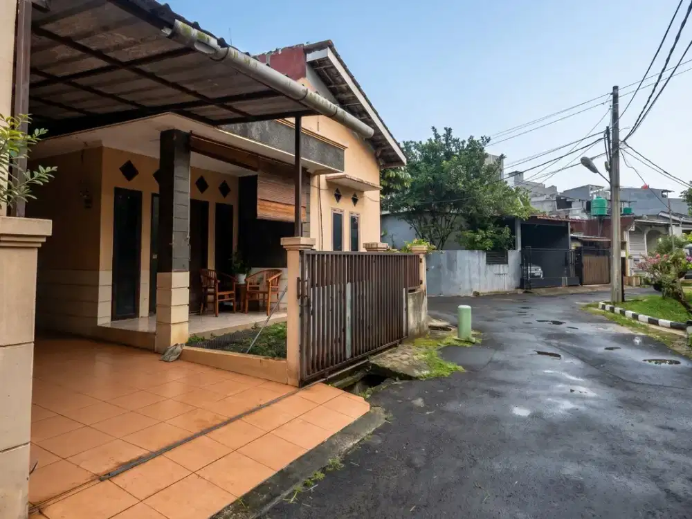 Rumah Sudut Nyaman Berhalaman Asri di Graha Bunga, Graha Raya UT-18331