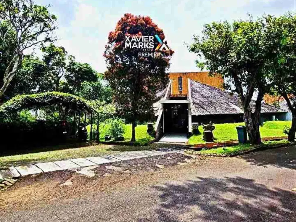Dijual Murah Villa Klasik Mewah Full Furnished di Private Cluster Klub Bunga Resort, Kota Wisata Batu